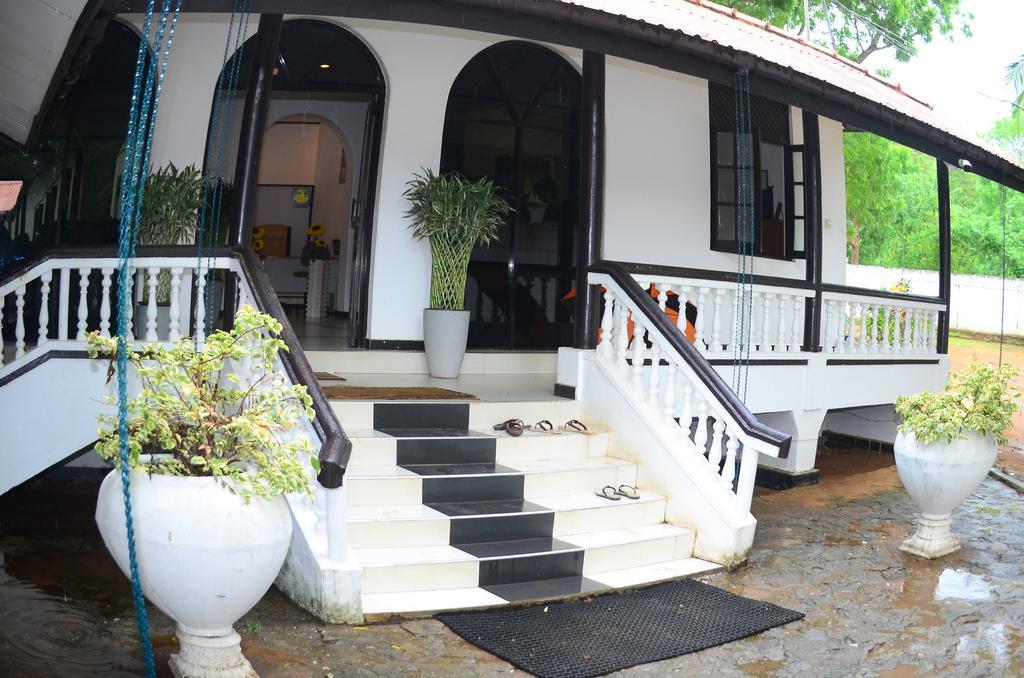 Jayasinghe Holiday Resort Катарагама Экстерьер фото